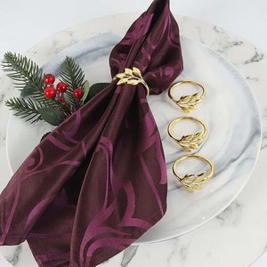 ที่ใส่ผ้าเช็ดปากสีทองเมทัลลิกสุดหรูสำหรับงานแต่งงานและงานเลี้ยงอาหารค่ำอย่างเป็นทางการ แหวนผ้าเช็ดปากรูปกิ่งไม้สีทองลายพฤกษศาสตร์สุดประณีต - Product Image 4