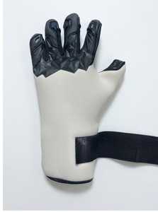 ถุงมือผู้รักษาประตูสีดำยางสีขาว ผลิตจากยางลาเท็กซ์เยอรมัน ทรง Negative cut  รับทำโลโก้แบรนด์ตามสั่ง ระดับการแข่งขัน - Product Image 4