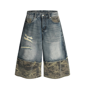 Pantalones cortos de mezclilla negros para hombre, diseño de patchwork de camuflaje verde, estilo utilitario de calle con efecto de dos piezas y pierna ancha. - Product Image 6