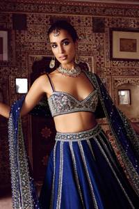 Lehenga de seda tailandesa con diseño de Dori, bordado con hilo y lentejuelas, blusa de seda tailandesa con lentejuelas, Dori y bordado con hilo, y dupatta de red. - Product Image 3