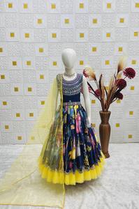 Salwar Kameez con Bordado y Estampado para Niñas de NiMa Creations, Traje Tradicional Indio para Bodas, Diwali y Fiestas, en Seda Chinon, Largo hasta la Rodilla - Product Image 3
