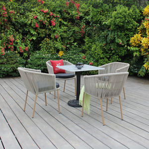 Elegante Mesa de Exterior con Detalles de Cuerda y Base de Madera Maciza - Product Image 1