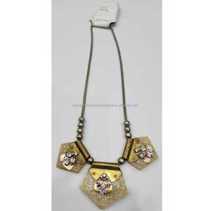 Collier élégant en corne et résine fait sur mesure, bijoux d'inspiration naturelle avec une touche artistique. Idéal pour les cadeaux et les fêtes - Product Image 3