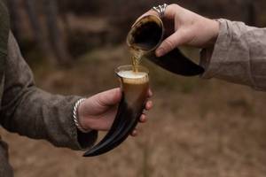 Juego de Bebidas Decorativo Ecológico de Cuerno de Búfalo Natural Vikingo, Elegante Juego de Cerveza Religioso de 2 Piezas con Soporte de Hierro, Hecho a Mano con un Toque de Amor - Product Image 3