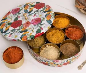 Boîte à masala de dernière génération, faite à la main en laiton doré, avec couvercle et 7 compartiments pour le rangement des épices. - Product Image 1