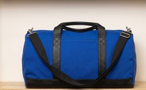 Sac de voyage en tissu recyclé Adventure pour les voyages, la salle de sport et les escapades de week-end, offrant un grand espace de rangement, une transportabilité facile et un confort pour une utilisation quotidienne - Product Image 3