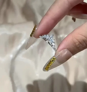Élégante alliance de mariage en argent sterling 925 plaqué or jaune et blanc, sertie de moissanite vintage taille marquise et taille ronde, en forme de couronne - Product Image 5