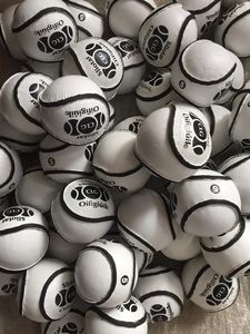 Balón Oficial Sliotar CLG para Deportes Gaélicos, Color Blanco con Ribete Marrón para Hurling - Product Image 2