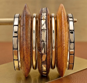 Brazaletes de madera con texturas naturales y diseños elegantes, ideales para boutiques de accesorios de moda, colecciones étnicas y regalos. - Product Image 2