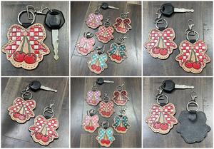 Nouveau design de porte-clés souvenir de luxe en cuir véritable fait main, avec nœud et motif à carreaux cerise, accessoire cadeau unisexe - Product Image 3