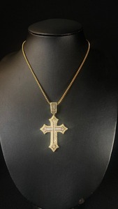 KRISHNAM JEWELS Pendentif Croix Gothique Luxe Plaqué Or Rhodié Sertie de Moissanite avec Chaîne Maille Cubaine - Product Image 2
