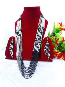 Ensemble de colliers en perles de verre artisanales traditionnelles pour les événements culturels et les tenues de soirée élégantes - Product Image 1