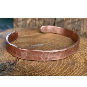 Brazalete de Cobre con Textura Martillada a Mano, Joyería Artesanal Minimalista de Cobre en Venta - Product Image 4
