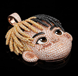 Colgante de Plata de Ley 925 con Diseño Facial y Nombre de Moissanita, Engastado en Bisel, Amuleto Personalizado Estilo Hip Hop, Regalo para Mujer - Product Image 2