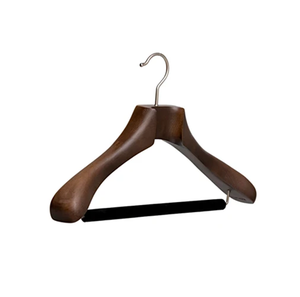 Percha de madera para ropa con gancho cromado, diseño minimalista para uso en armario, artículo duradero, moderno y elegante. - Product Image 5