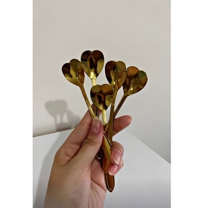 Cuchara de Latón con Forma de Corazón y Mango Simple, Cuchara de Latón Dorado Pulido Brillante de Lujo, Fabricación al por Mayor - Product Image 1