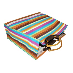 Bolsa de Compras Moderna de Alta Calidad con Asa de Madera en Forma de Ojo, Diseño de Rayas Multicolores, Bolsa de Yute Laminada en PP - Product Image 3