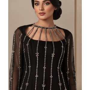 ชุดออกแบบพิเศษระดับพรีเมียมสไตล์ปากีสถาน - ชุดอานาร์กาลีผ้าตาข่ายสีดำปักคริสตัลด้วยมือ พร้อมเสื้อคามีซยาว 3 ชิ้น สำหรับงานปาร์ตี้ - Product Image 5