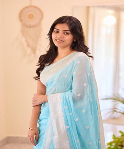 Sari de Seda Azul Claro con Borde Blanco y Puntos, Prenda Tradicional India para Mujer, Estilo Casual para Todas las Temporadas - Product Image 2