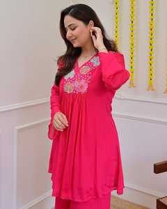 ชุดเซ็ตสองชิ้นสำหรับผู้หญิง ผ้าจอร์เจตต์แท้ ทรงขากว้าง ดีไซน์ปักลายอย่างประณีต เพื่อความสบายและสง่างาม ผลิตจากโพลีเอสเตอร์ - Product Image 2