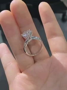 แหวนหมั้นเพชรทรงกลมเจียระไนแบบบริลเลียนท์ ทอง 14K ดีไซน์คลาสสิก เพชรเพาะเลี้ยงในห้องปฏิบัติการ - Product Image 3