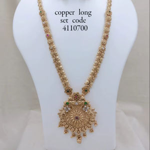 Conjunto nupcial étnico tradicional del sur de la India de alta calidad, de latón, con diseño de diosa de circonita, chapado en oro rosa, para compromiso, boda o fiesta. - Product Image 3