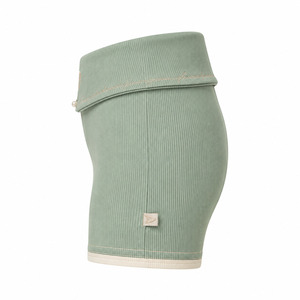 Shorts Deportivos de Lona para Mujer, Cintura Baja, Color Verde Sólido, Transpirables, Ecológicos, con Cierre de Cordón y Detalle de Botón de Perla, en Spandex/Algodón - Product Image 3