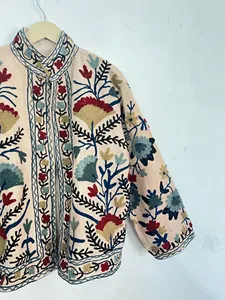 Chaqueta de algodón beige estilo bohemio con bordado Suzani para mujer, estilo vintage floral, cuello alto, abrigo corto. - Product Image 3