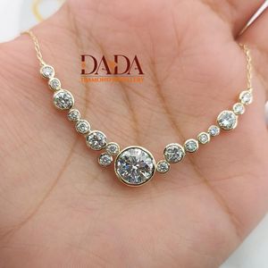 Collier élégant à pendentif rond serti de diamants de laboratoire pour femme, certifié éthique, finition or - Product Image 1