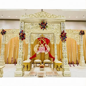 Décoration de Mandap de Mariage Thème Bollywood Grandiose, Piliers de Mariage Rêveurs, Finition Blanc et Or, Style Jodha Akbar, Royaume-Uni - Product Image 1