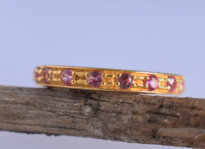 แหวนทองคำชุบประดับพลอยแซฟไฟร์สีชมพูธรรมชาติ ดีไซน์แบบเต็มวง ปี 2026 หรูหรา สามารถสวมซ้อนกันได้ สำหรับผู้หญิง - Product Image 5