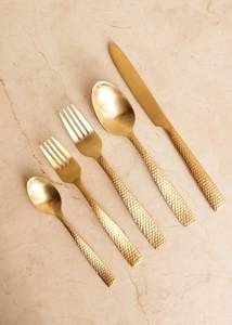 Cubiertos de estilo colonial inspirados en los rituales de la cena formal, para una anfitriónía elegante y mesas dignas. - Product Image 3