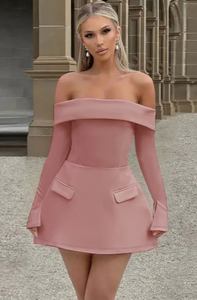 Robe mini pour femme à épaules dénudées et manches longues, rose blush, structurée, coupe trapèze, longueur au-dessus du genou - Product Image 3