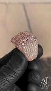 Anillo de Cóctel Piramidal Chapado en Oro Rosa para Hombre AARVA JEWELS con Engaste de Moissanita, Estilo Lujoso - Product Image 2