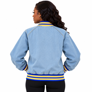 Chaqueta Bomber de Mezclilla para Mujer en Azul Claro, Azul Rey y Amarillo, con Escudo Bordado, Cierre de Botones a Presión y Puños Acanalados, Estilo Casual - Product Image 3