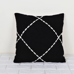 Funda de Cojín Decorativa para Sofá, Diseño Boho con Rayas Blancas y Negras, Textura Hecha a Mano - Product Image 1