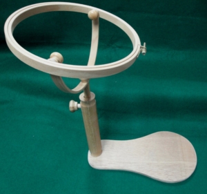 Aro de madera con esquinas redondeadas NF0005 con soporte, soporte de madera para aros con anillo ajustable para uso en bordados y manualidades. - Product Image 4