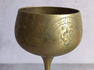 Gobelet en métal gravé finition or vintage, calice floral orné, coupe à vin décorative, présentoir de table classique, décoration de luxe pour la maison - Product Image 6