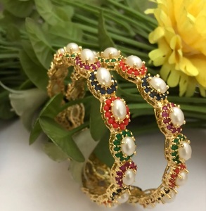 Hermosos Brazaletes de Moda con Incrustaciones de Perlas de Moissanita y Baño de Oro sobre Latón de Primera Calidad, Diseño Étnico y Brillante - Product Image 3