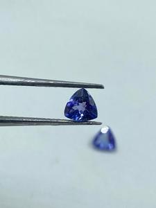 พลอยแทนซาไนต์สีม่วงธรรมชาติทรงสามเหลี่ยมขนาด 0.87 กะรัต 5 มม. สำหรับทำเครื่องประดับ - Product Image 3