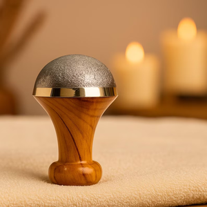 Outil de massage ayurvédique artisanal en Kansa pour la relaxation des pieds - Product Image 1