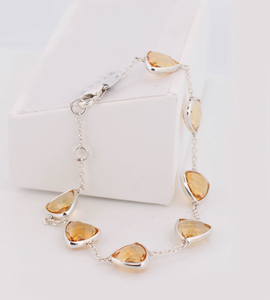 กำไลข้อมือเงินแท้ 925 ประดับอำพันซิทรินสีเหลืองธรรมชาติทรงทริลเลียนคัท พร้อมสายโซ่แบบมินิมอลปรับได้ - Product Image 4