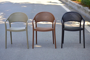 Silla de plástico moldeado estilo King de color beige - Una silla de jardín ideal para un comprador inteligente - Product Image 2