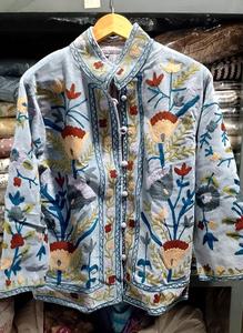 เสื้อแจ็คเก็ตกำมะหยี่ปักลายดอกไม้แบบซูซานี เย็บมือ ลวดลายดอกไม้ สไตล์ลำลอง สำหรับงานปาร์ตี้หรือใช้ในชีวิตประจำวัน - Product Image 3