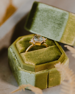 Anillo de Compromiso de Moissanita con Corte Hexagonal Brillante de 2.50 CT, Anillo Único de Oro Amarillo de 14K con Media Engaste, Anillo de Promesa - Product Image 5