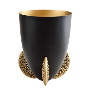 Bol de luxe moderne en métal noir avec bord doré et base ornée pour la décoration de table de maison ou d'hôtel - Product Image 1