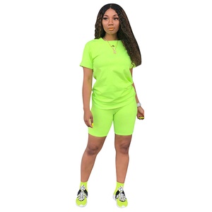 2020 chándal deportivo personalizado para mujer, ropa de entrenamiento de verano de poliéster ligero con cremallera, mangas cortas y estilo liso - Product Image 1