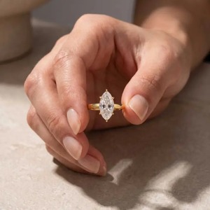 Anillo de Compromiso Clásico Chapado en Oro con Moissanita de 3.0Ct Corte Marquesa Blanca para Mujer, Estilo India. - Product Image 3