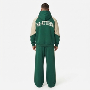 Conjunto Deportivo para Hombre con Capucha y Cremallera en Verde Oscuro y Crema, Sudadera con Estampado Gráfico y Pantalones Anchos - Product Image 4