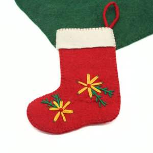 ถุงเท้าคริสต์มาสทำมือจากผ้าขนสัตว์สีแดง - เป็นมิตรกับสิ่งแวดล้อมและนุ่มนวล คุณภาพสูง สำหรับตกแต่งในช่วงเทศกาล - Product Image 4